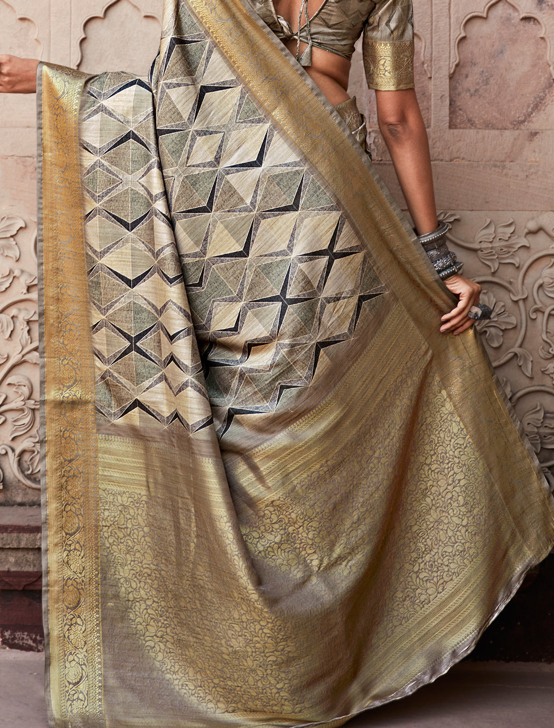 Charcoal Grey Ethnic Party Wear Handloom Silk Saree