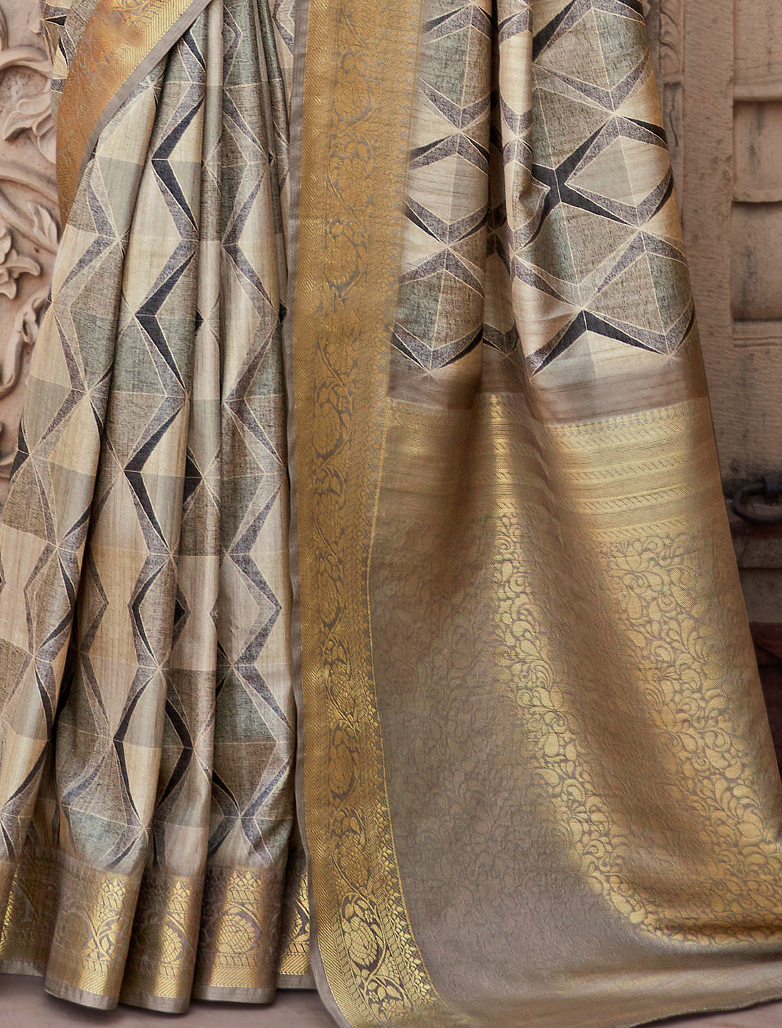 Charcoal Grey Ethnic Party Wear Handloom Silk Saree