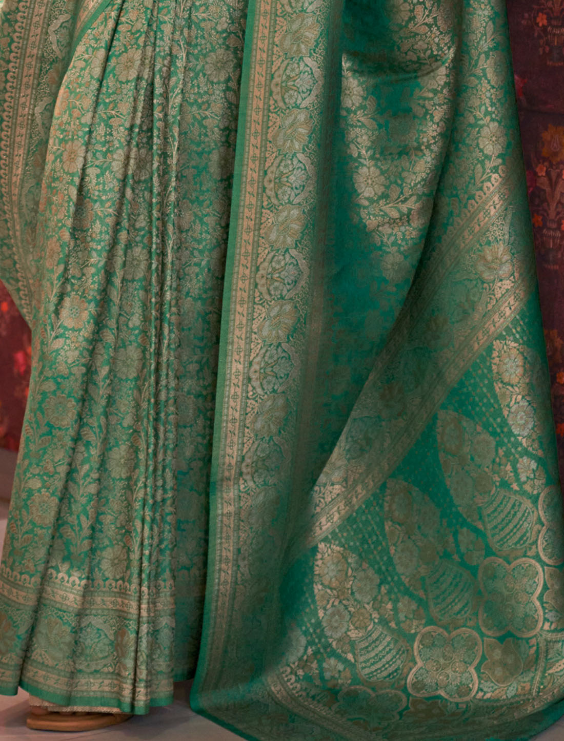 Luxurious Weaving Two Tone Zari Handloom Party Wear Silk Saree