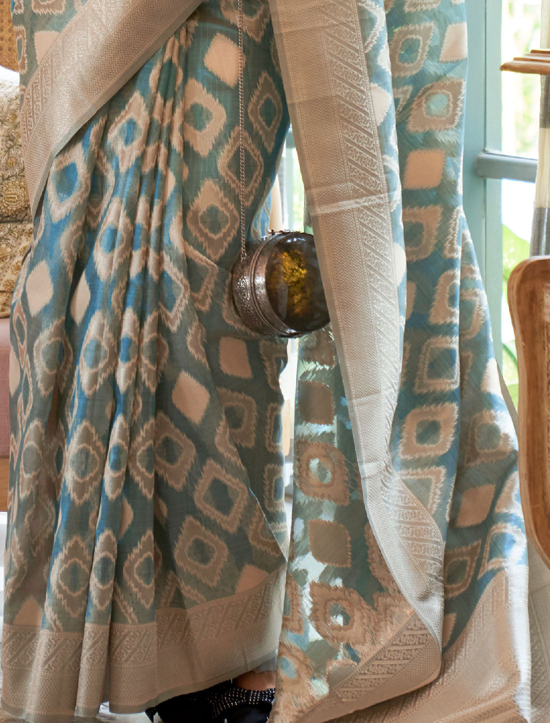 Luxurious Women Multi Zari Tissue Handloom Weaving Saree