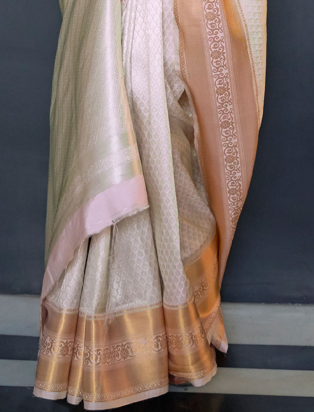 Luxurious Handloom Weaving Designer Latest Silk Saree For Women