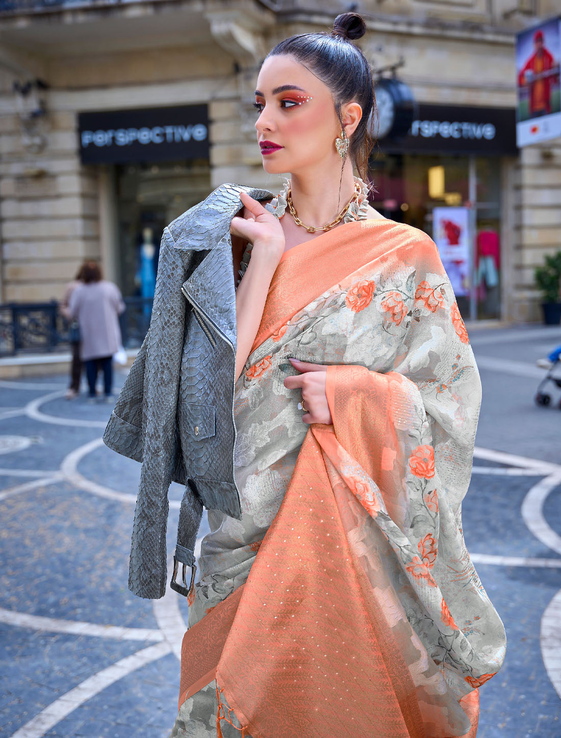 Mesmerizing Radiance: Handloom Poly Brasso Saree with Sequins