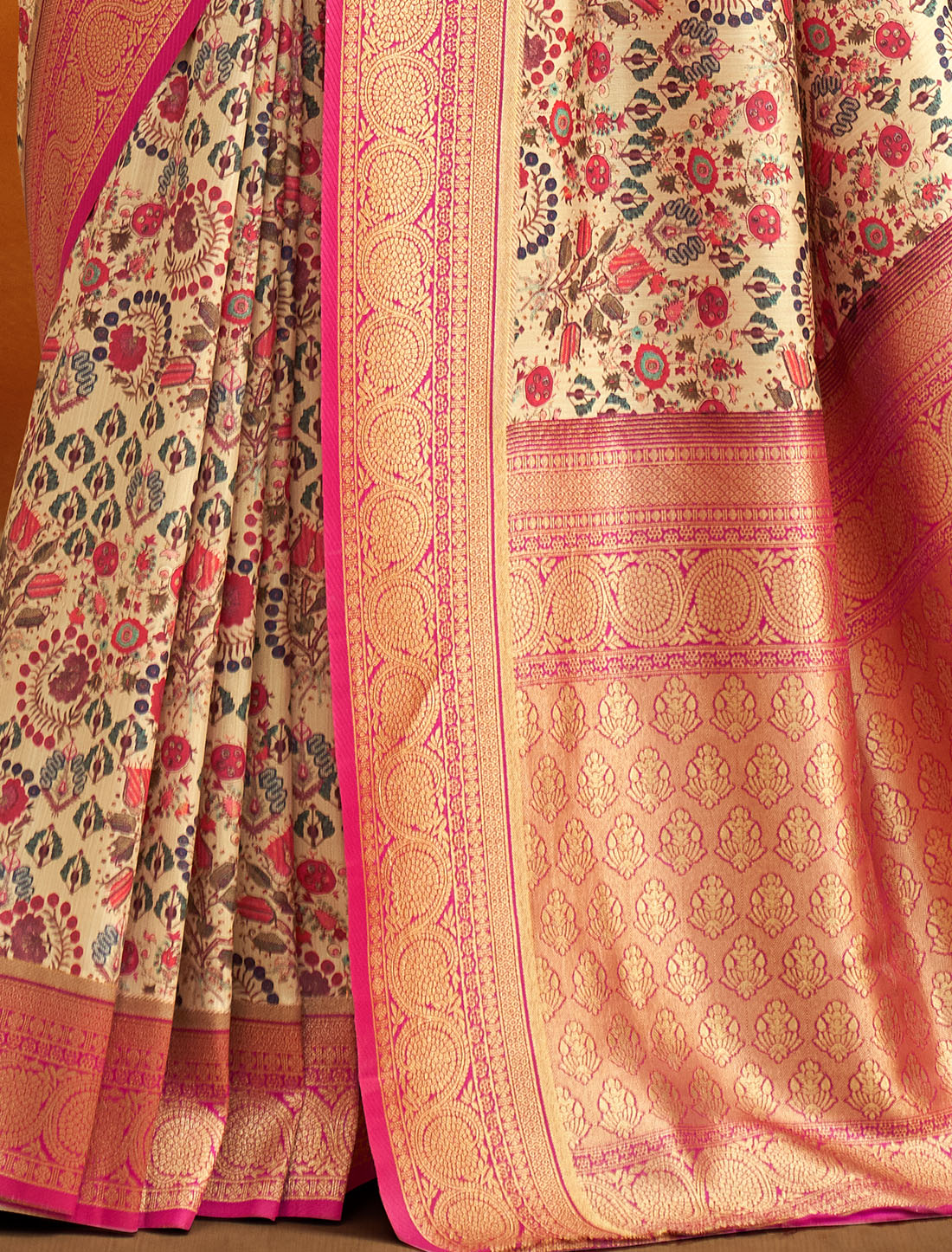 Ethereal Splendor Soft Handloom Banarasi Silk Saree Extravaganza
