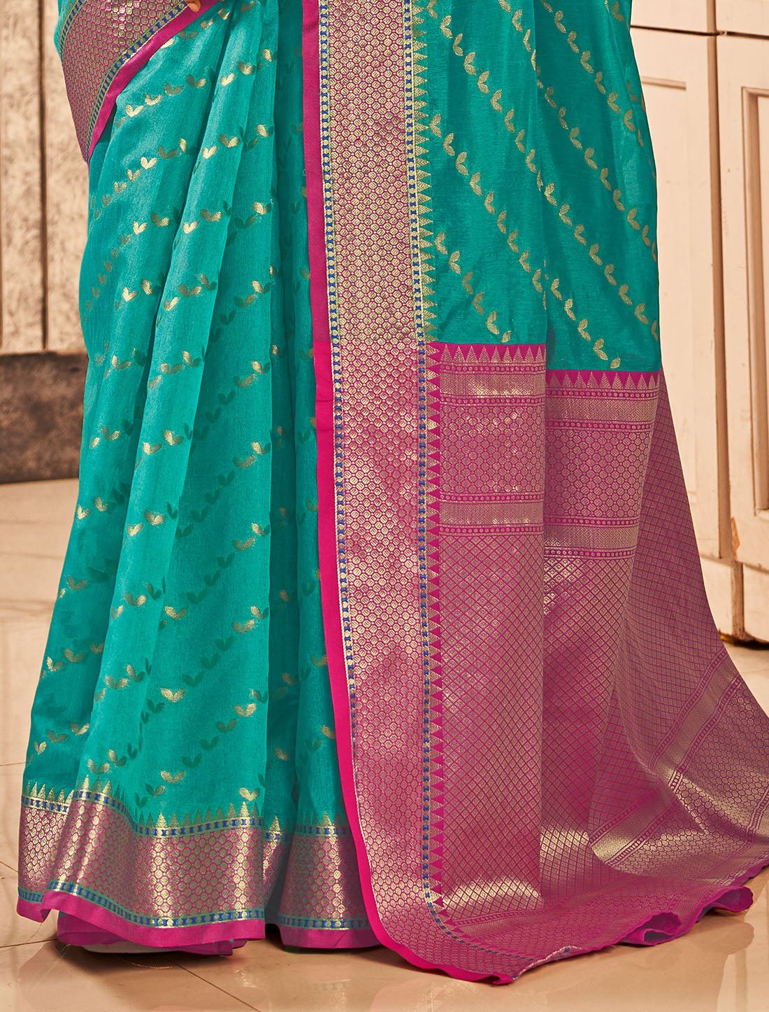 Graceful Banarasi Silk Weaving Sarees with Blouse